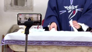 Šarišský farár dobýja internet. Bohoslužby vysiela cez sociálnu sieť