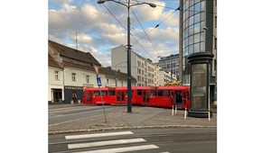 Vykoľajená električka spôsobila problémy v centre Bratislavy. Premávka je už obnovená