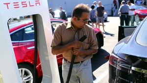 Elektromobil prejde 2000 kilometrov bez nabíjania. Prielom, alebo podvod?