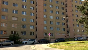 V Dúbravke vypadol z 3. poschodia muž. Predchádzala tomu údajne bitka