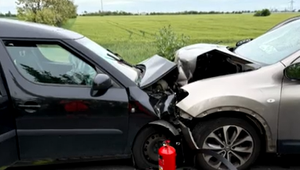 Pri čelnej zrážke a zranilo 5 osôb vrátane dieťaťa. Zasahovať musel vrtuľník