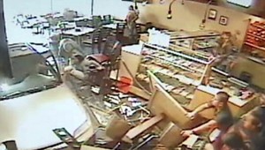 Vodička si zmýlila brzdu, zdemolovala kaviareň plnú ľudí