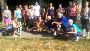 Šok cestou na tréning. Žene spadol na hlavu sumec