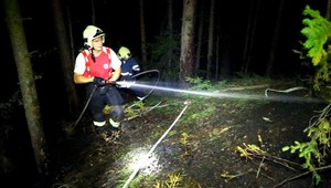 VIDEO: Tma, hustý les a hasiči bez vody...