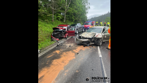 Vážna nehoda na Orave: Auto prešlo do protismeru, po zrážke troch vozidiel hlásia zranených