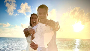 Mal za ženu jednu z najsexi speváčok, teraz ju vystriedala o 21 rokov mladšia krásna Miss!