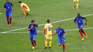 Rumunov zrazil do kolien v závere rozdielový hráč Payet