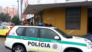 Ozbrojený muž prepadol stávkovú kanceláriu v Bratislave, tu je jeho popis