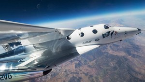 Raketoplán Virgin Galactic prvýkrát doletel na hranicu vesmíru: Rovno aj s posádkou
