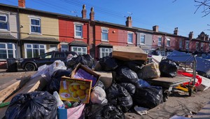 V Anglicku štrajkujú smetiari. Ulice sú preplnené s vrecami odpadkov