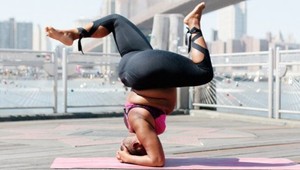 Hanbíte sa v lete nosiť kraťasy? Kyprá jogínka vám dodá odvahu a sebavedomie