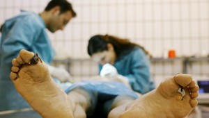 Na obhliadku mŕtveho môžu po novom poslať aj urológa. Súdni lekári sa naopak musia preškoliť