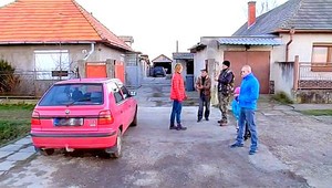 Zápalná fľaša pristála na dvore osadníkov. Vyhrážajú sa vojnou