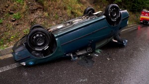 Mladík (18) nezvládol jazdu horským priechodom Donovaly. S novým autom skončil na streche