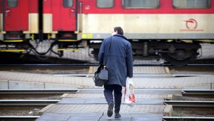 Chyba rušňovodiča? Cestujúci vystupovali z vlaku do koľajiska!