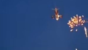 Ohňostroj ohrozil pristávajúce lietadlo. Piloti na poslednú chvíľu prerušili pristátie