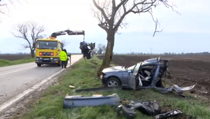 Auto mladého vodiča ostalo doslova na dve polovice, vodič bojuje v nemocnici o život
