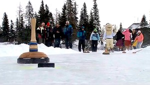 Originálny tatranský curling sa hrá na zamrznutom jazere