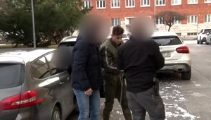 22-ročný Martin, ktorý nožom dobodal muža na železničnej stanici, zostáva za mrežami