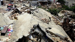 Bilancia obetí zemetrasenia v Číne. Takmer 600 mŕtvych