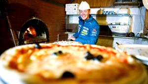 Mladík (18) sa nasťahoval do pizzérie, potom kradol