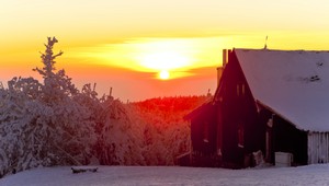 Definitívny príchod zimy sprevádza sneh a silný vietor