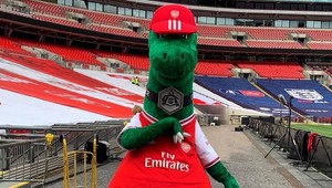 Arsenal chcel prepustiť maskota, Özil núka jeho zachránenie