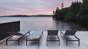 Len ťažko nájdete krajší výhľad z obývačky na nádhernú prírodu s jazerom