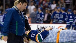 Zákrok na D. Sedina vystrašil fanúšikov vo Vancouveri