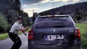 VIDEO: Policajti zastavili auto, počas kontroly im vodič ušiel