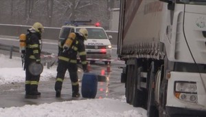 Z kamióna unikala nebezpečná chemikália, uzavreli odpočívadlo