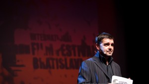 Identita frajerky Petra Kočiša vyzradená. Je to jeho kolegyňa!