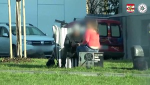 VIDEO: Díler predával pervitín z pohodlia kresla priamo na ulici