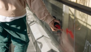 Vnuka zaujalo graffiti, babička nakúpila spreje a problém bol na svete