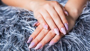 Potrebujete sa zbaviť umelých nechtov? S týmto trikom to za pár sekúnd zvládnete aj doma