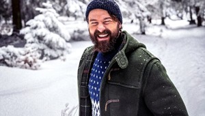 Richard Autner vytiahol doplnok, ktorý sa vracia do pánskej módy: Zahreje a outfitu dodá štýl