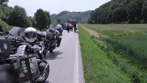 Poľskému motorkárovi vbehla do cesty lesná zver, motorka vrazila rovno do auta