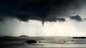 Vodné tornádo o vlások minulo mólo. Vzdušné víry ale brali všetko do radu