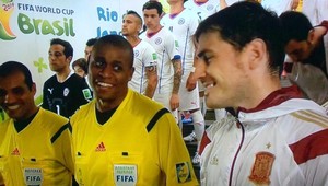 Usmejte sa! Kanadský rozhodca a jeho pohotové žehlenie trapasu