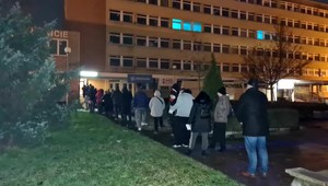 Vianočné sviatky mnohým znepríjemnili zdravotné ťažkosti. Pred lekárňami čakali na lieky aj hodinu