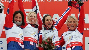 Suverénny štafetový triumf favorizovaných Nórok
