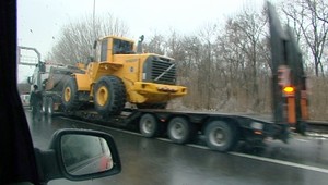 Na korbe kamióna taká maličkosť, kradnutý bager...