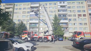 Hasiči zasahujú pri požiari bytovky: Päť osôb sa nadýchalo splodín, medzi nimi aj dieťa