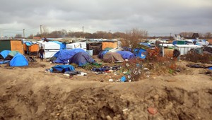 V utečeneckom tábore sa strhla bitka, horeli stany aj drevené prístrešky