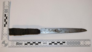 Muž na ženu zaútočil nožom. Chcel jej vyškriabať oko