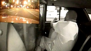 Bál sa policajtov, tak vyskočil z idúceho auta