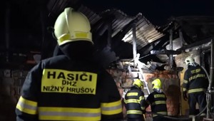 Ďaľší ničivý požiar v osade. O strechu nad hlavou prišlo 14 ľudí, vrátane detí