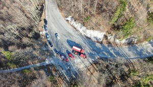 Požiar v ťažko dostupnom teréne sa stále nedarí uhasiť. Hasiči nasadili aj dron
