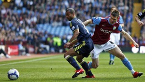 Chelsea zaváhala vo Villa Parku, ManU staronovým lídrom