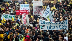 Vláda sa s odborármi nedohodla. Napriek tomu učiteľom platy zdvihne